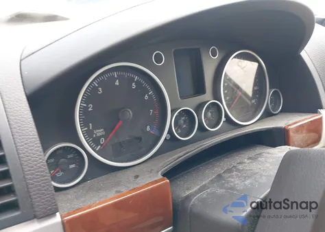 2004 Volkswagen Touareg V8 z USA, uszkodzony, nr VIN WVGCM77L44D077880